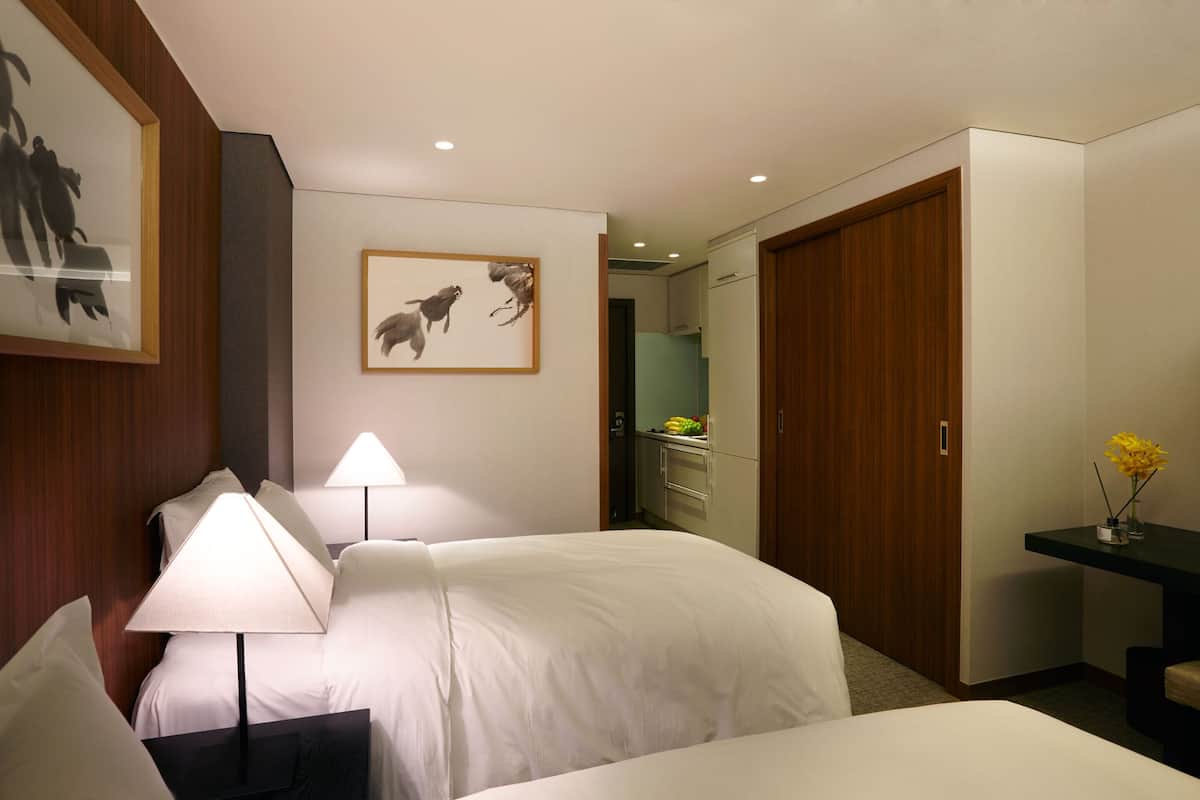 Down comforters, in-room safe, WiFi (free), bed sheets