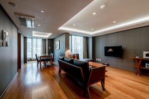 豪華套房, 2 間臥室 | 起居區 | LED 液晶電視