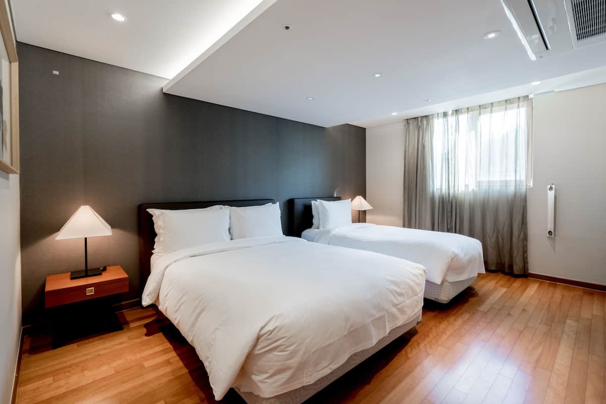 Two Bedroom Deluxe Suite | 羽絨被、房內夾萬、免費 Wi-Fi、床單