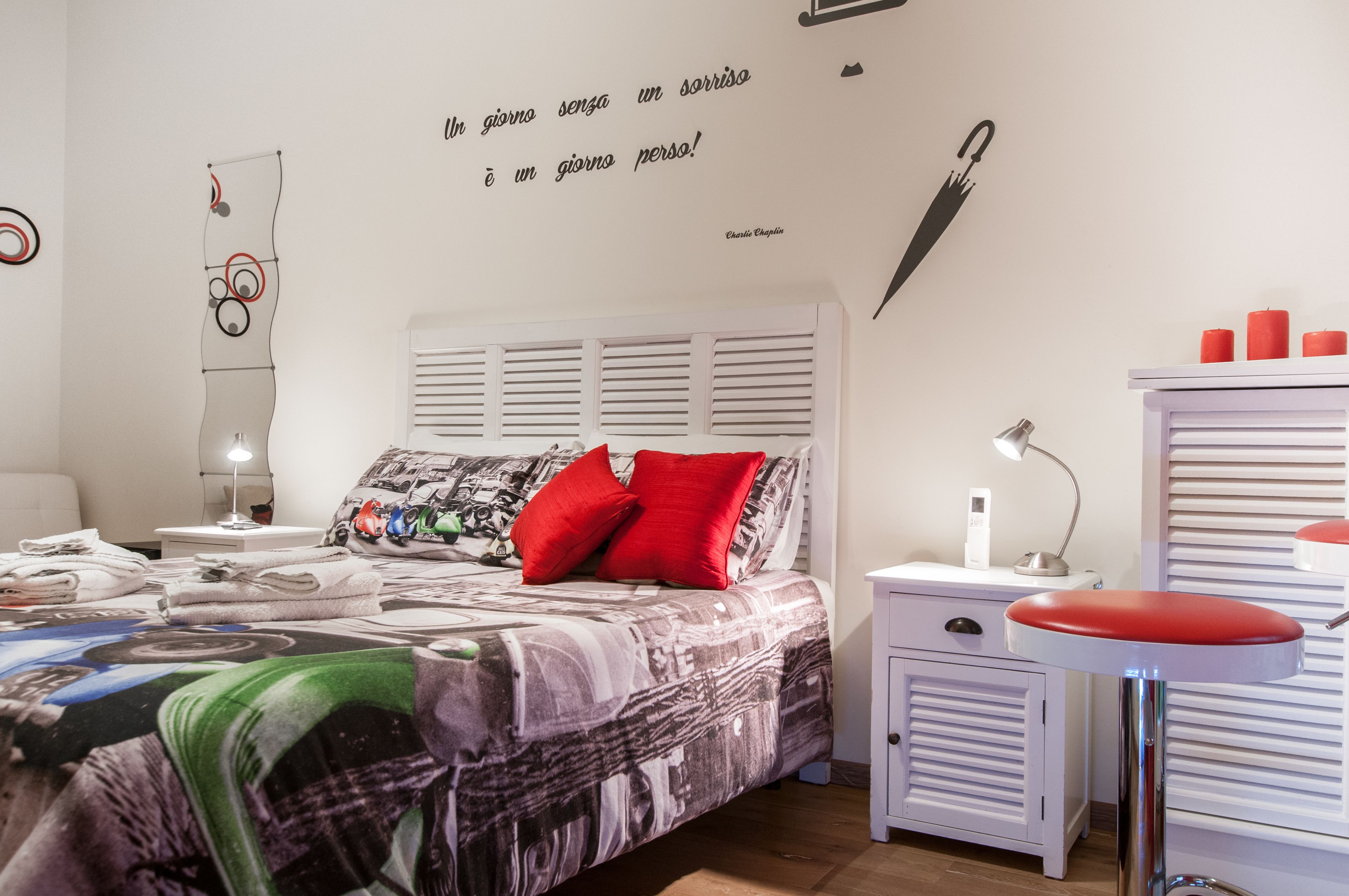 Ropa de cama de alta calidad y caja de seguridad en la habitación 