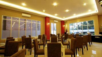 Breakfast, lunch, dinner served; Indonesian cuisine