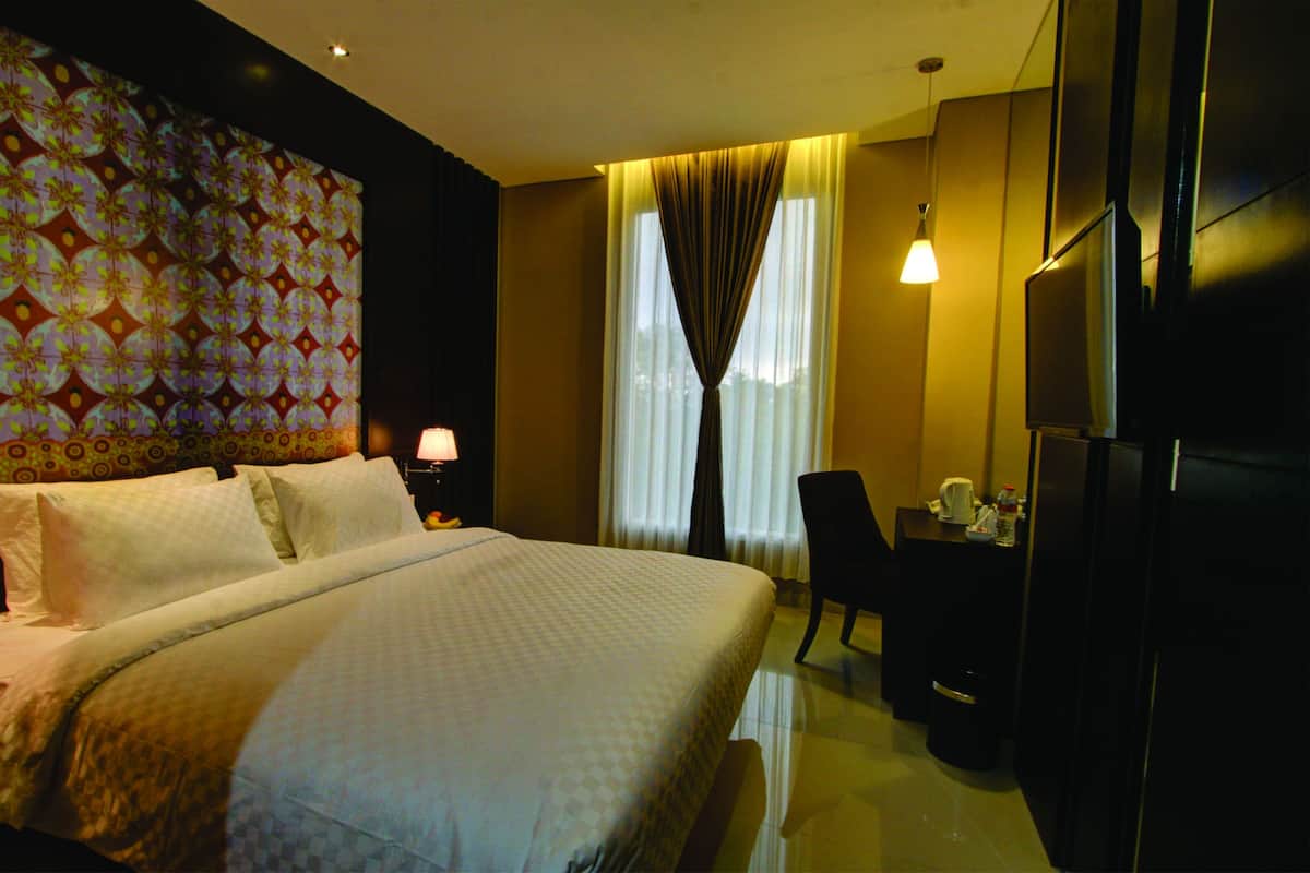Superior Room | In-room safe, desk, free cribs/infant beds, rollaway beds