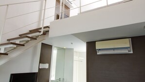 Peti besi dalam bilik, meja, Wi-fi percuma, cadar katil 