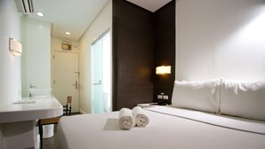 Standard Queen Room | Peti besi dalam bilik, meja, Wi-fi percuma, cadar katil 
