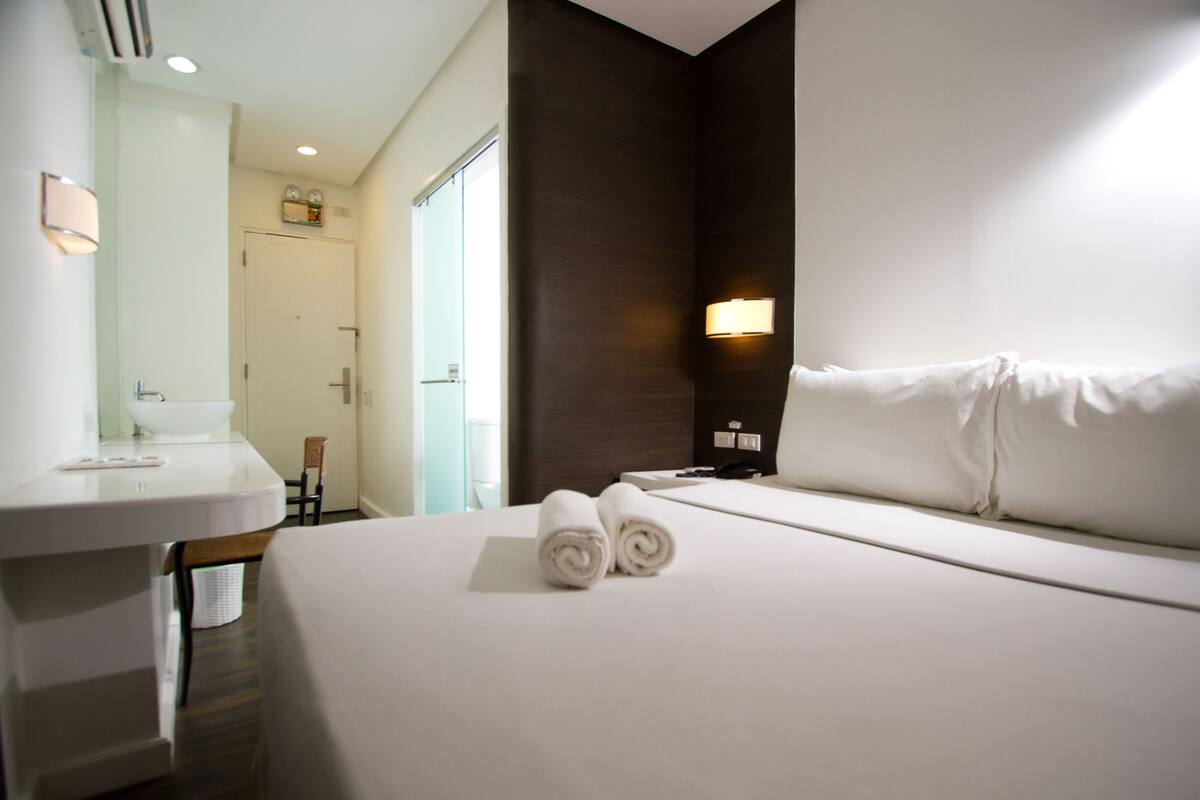 Standard Queen Room