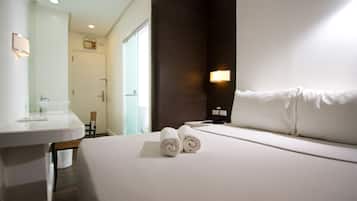Standard Queen Room | In-room safe, desk, free WiFi, bed sheets