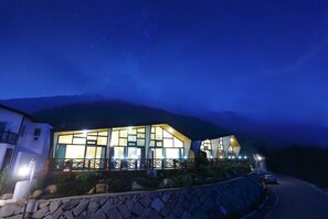 Fachada de la propiedad por la tarde o noche