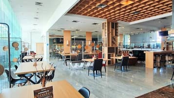 Se sirven desayunos, comidas, cenas y cocina internacional