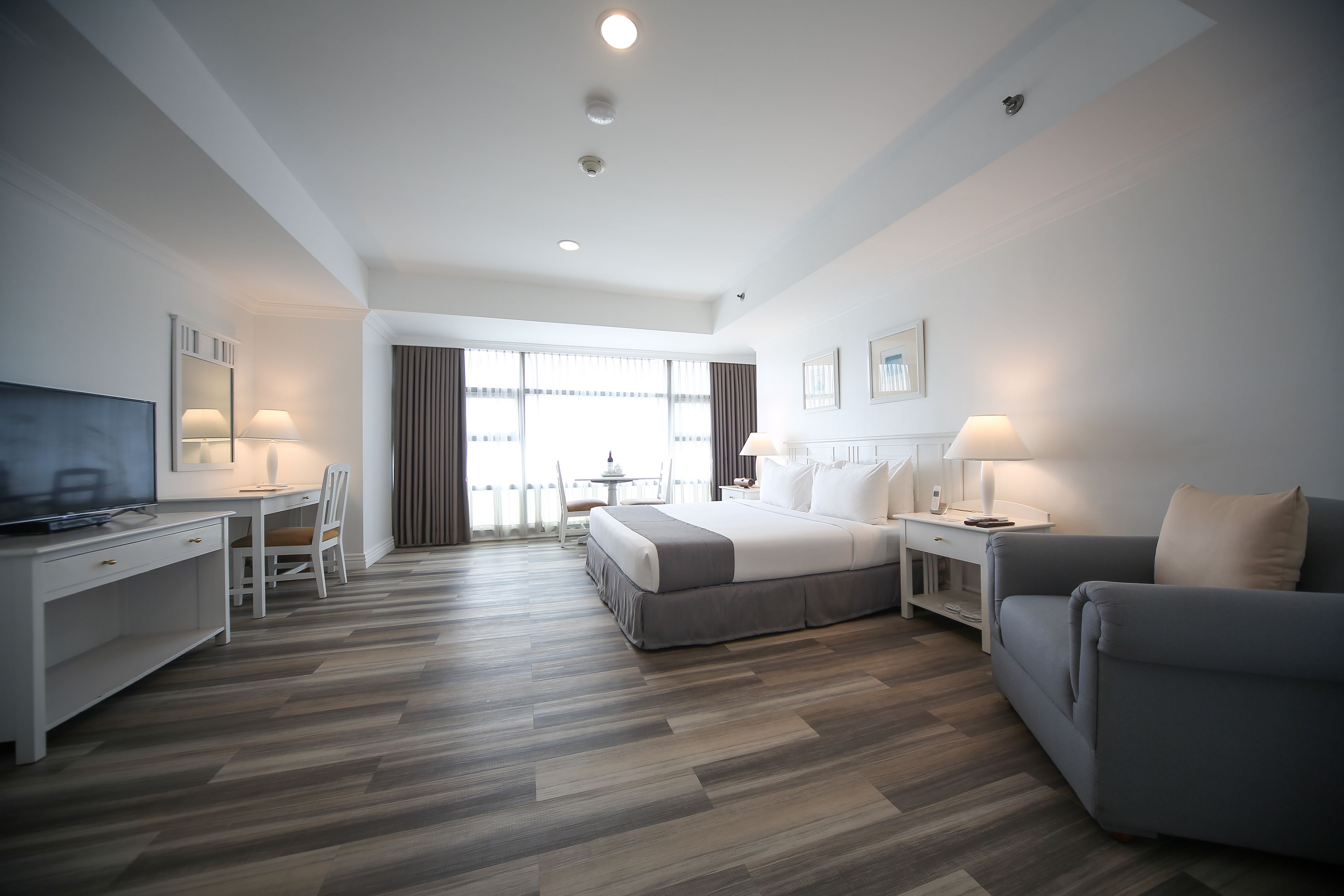 basic studio, 1 king bed | living room | flat-screen tv