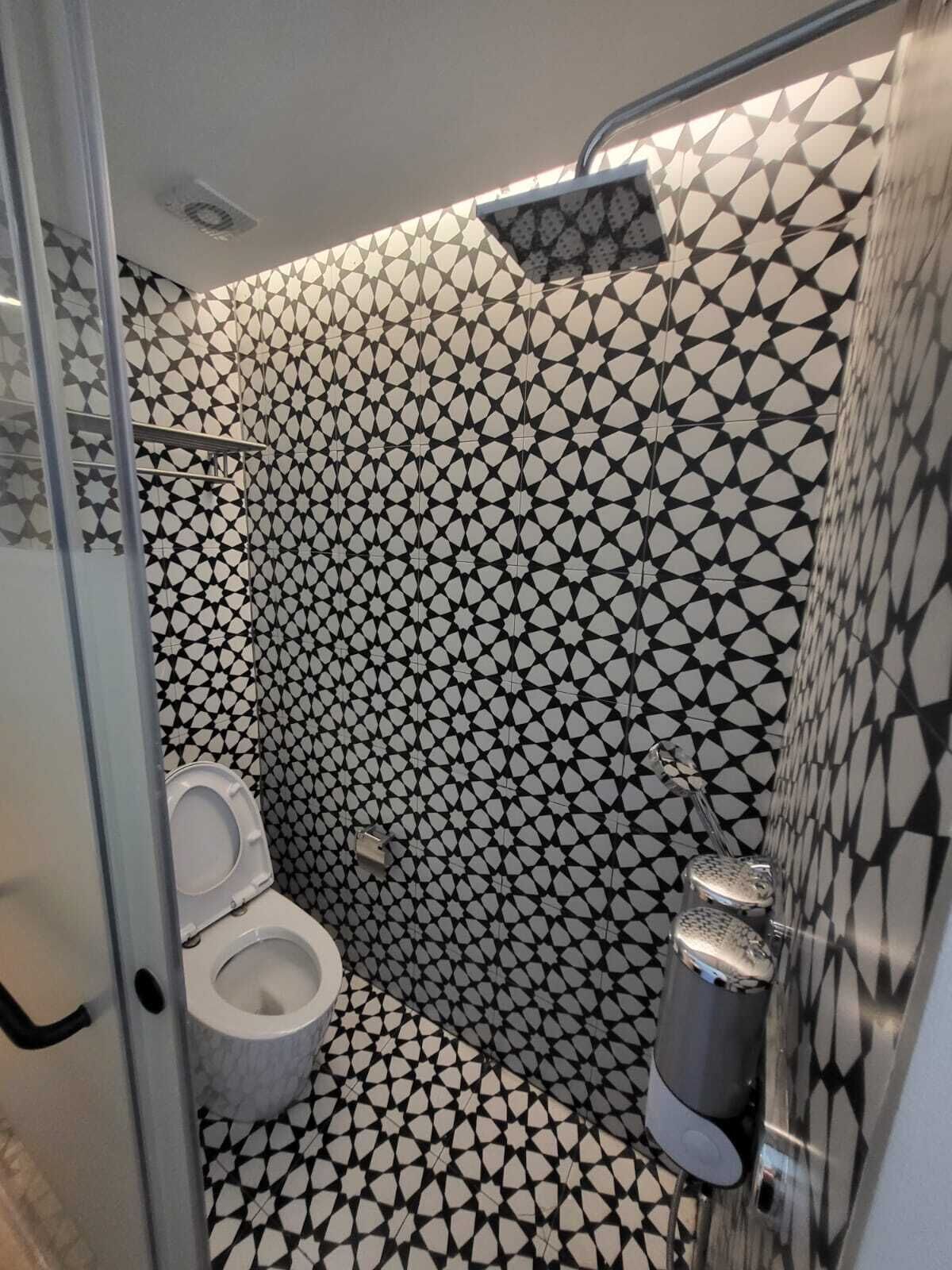 standard single room | bathroom | separate bathtub and shower, hydromassage showerhead, free toiletries