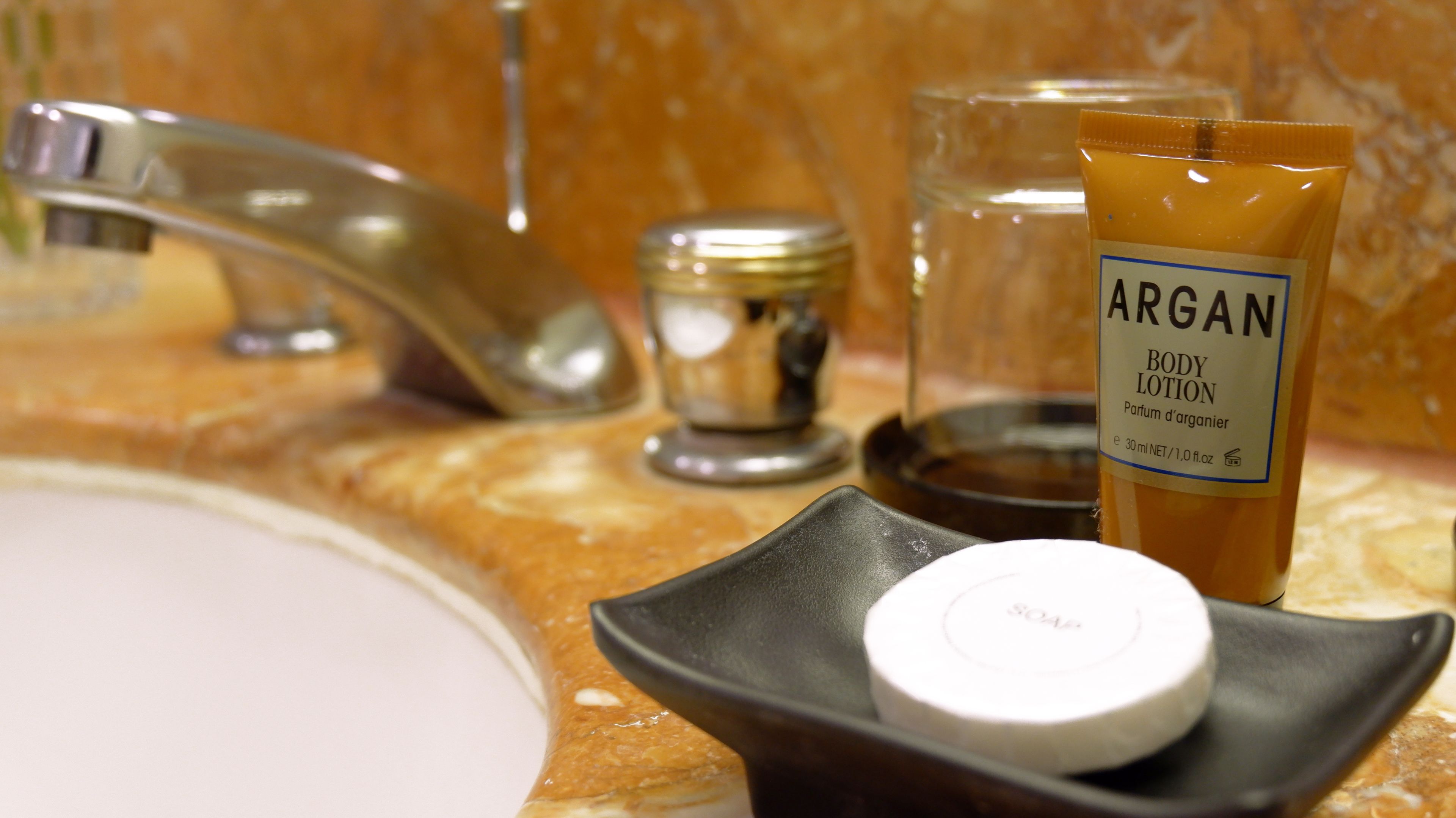 separate bathtub and shower, hydromassage showerhead, free toiletries