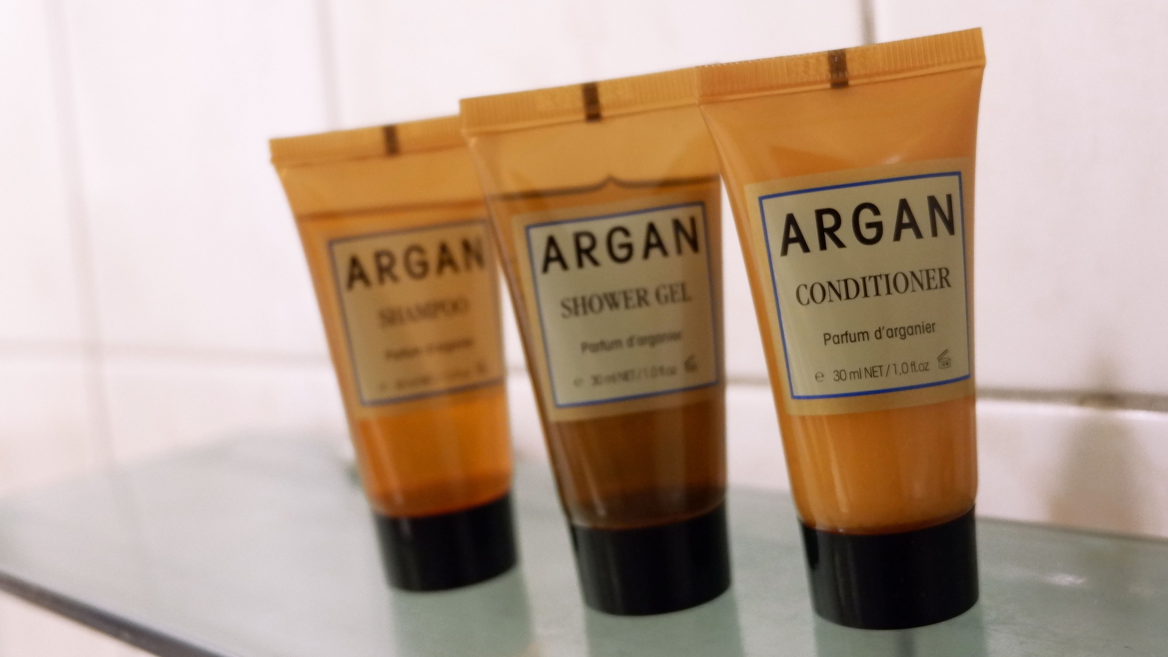 separate bathtub and shower, hydromassage showerhead, free toiletries