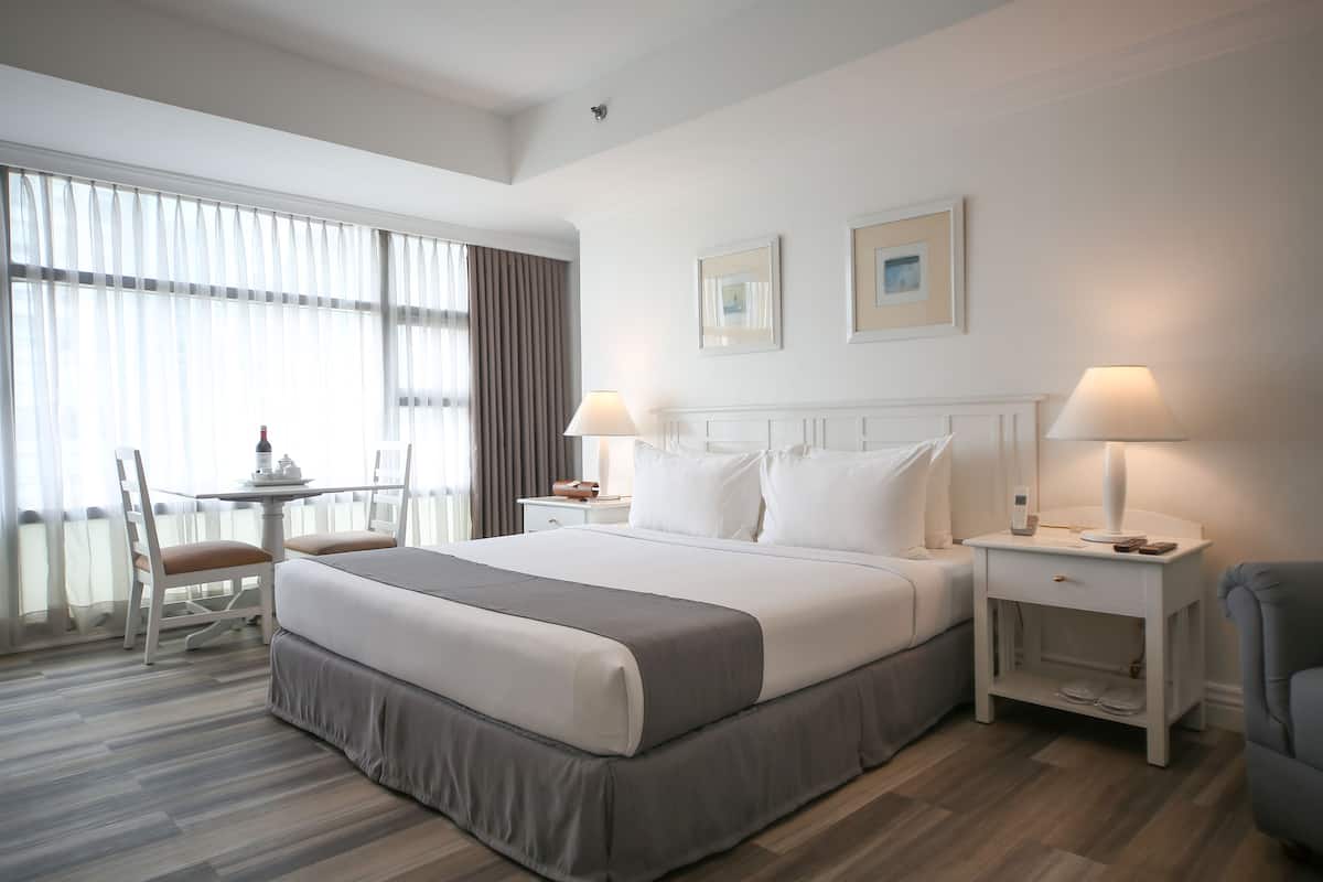 Premium bedding, in-room safe, desk, laptop workspace