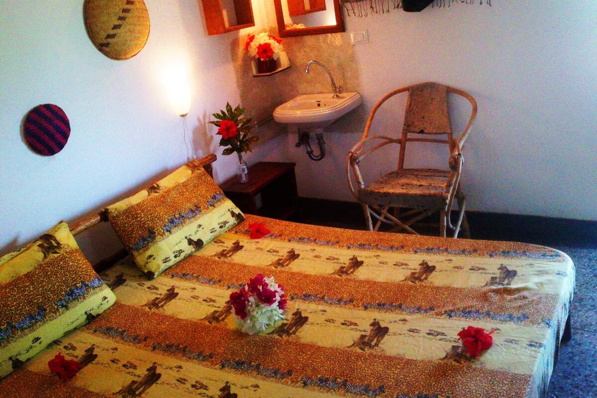 Habitación económica doble, vistas al jardín | Caja fuerte, cunas gratuitas, ropa de cama