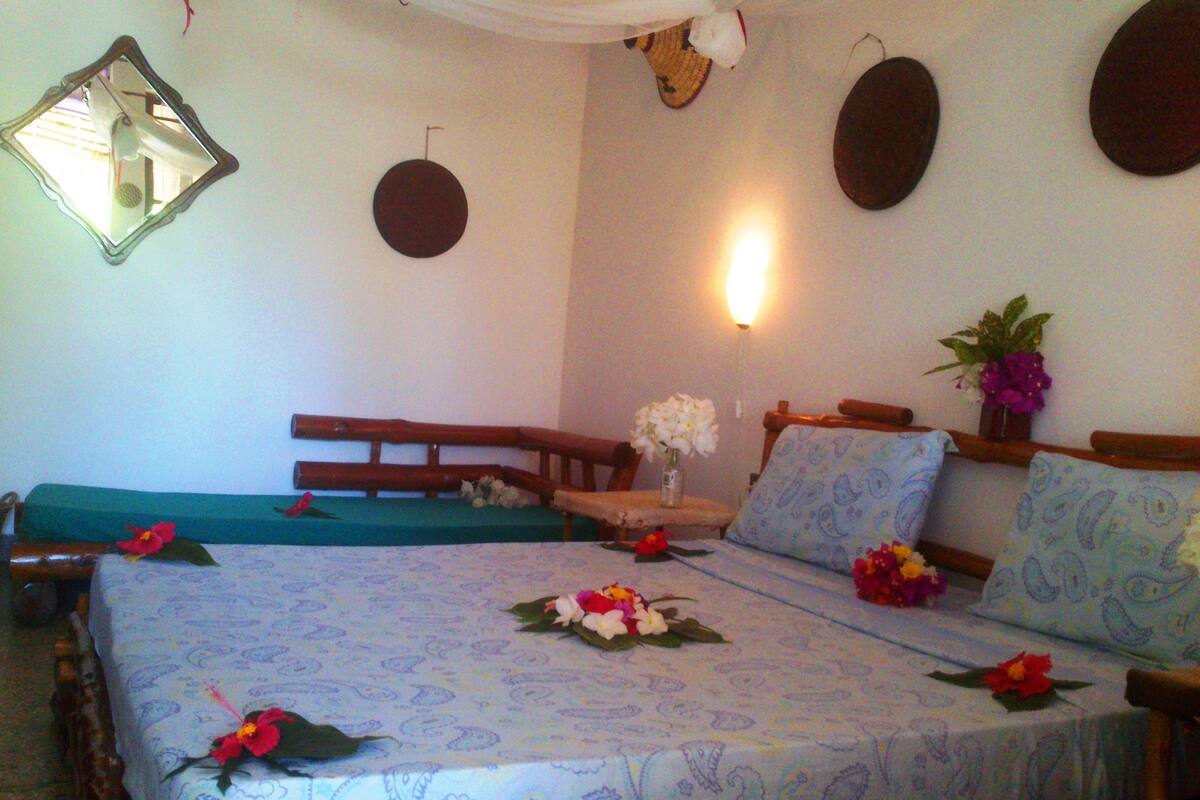 Habitación cuádruple, mirando al mar | Caja fuerte, cunas gratuitas, ropa de cama