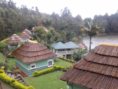 Bunyonyi Safaris Resort