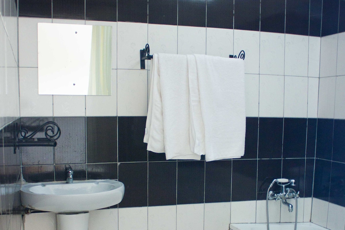 Rom – standard, 2 queensize-senger, utsikt mot innsjø | Bad | Tøfler og håndklær