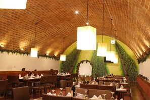 Petit déjeuner, déjeuner et dîner servis sur place