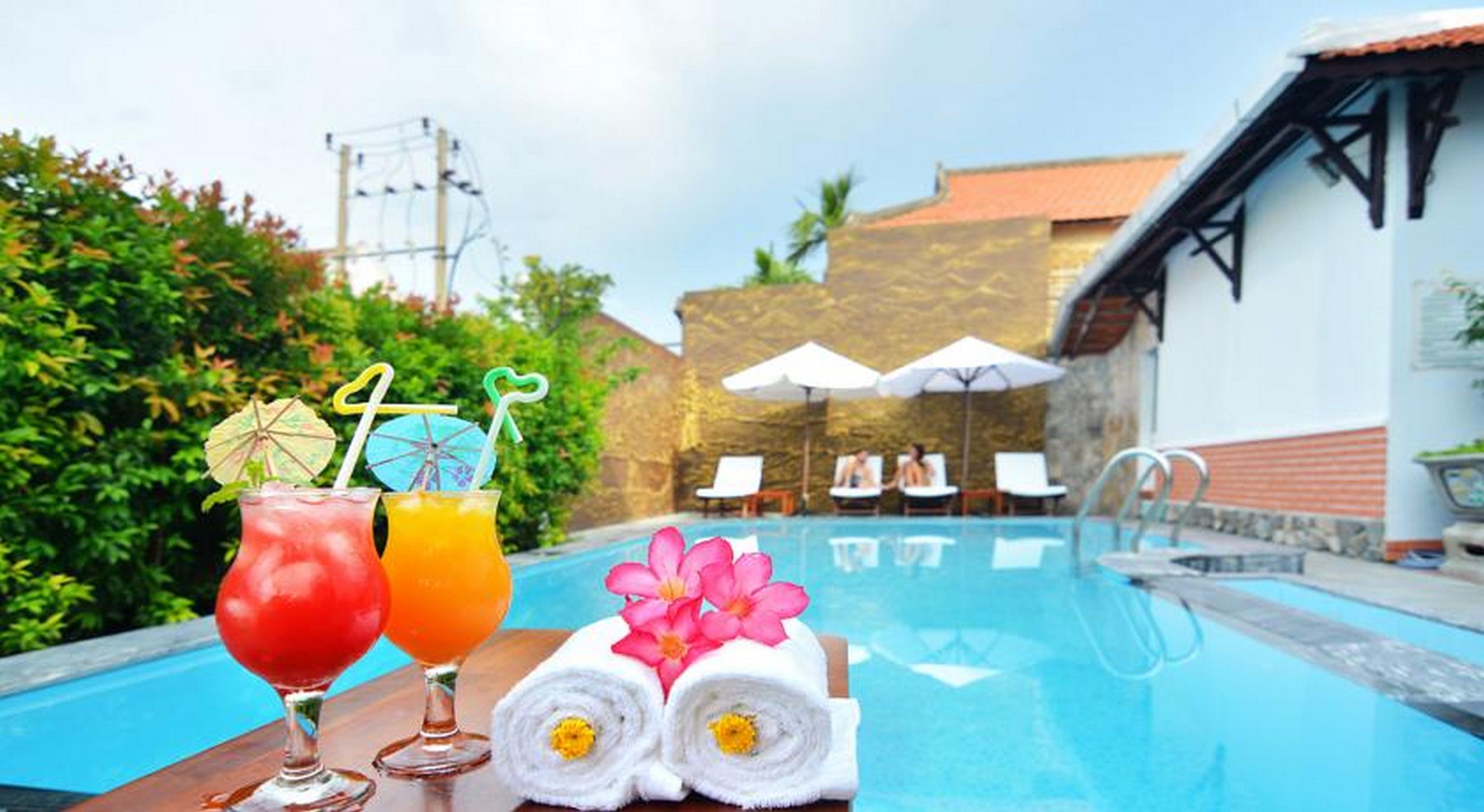 outdoor pool, pool loungers