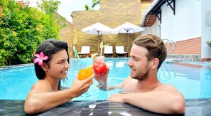 Outdoor pool, pool loungers - Garden Aroma Homestay Hoi An (Da Nang)