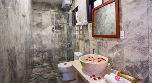 Dusche, kostenlose Toilettenartikel, Haartrockner, Handtücher