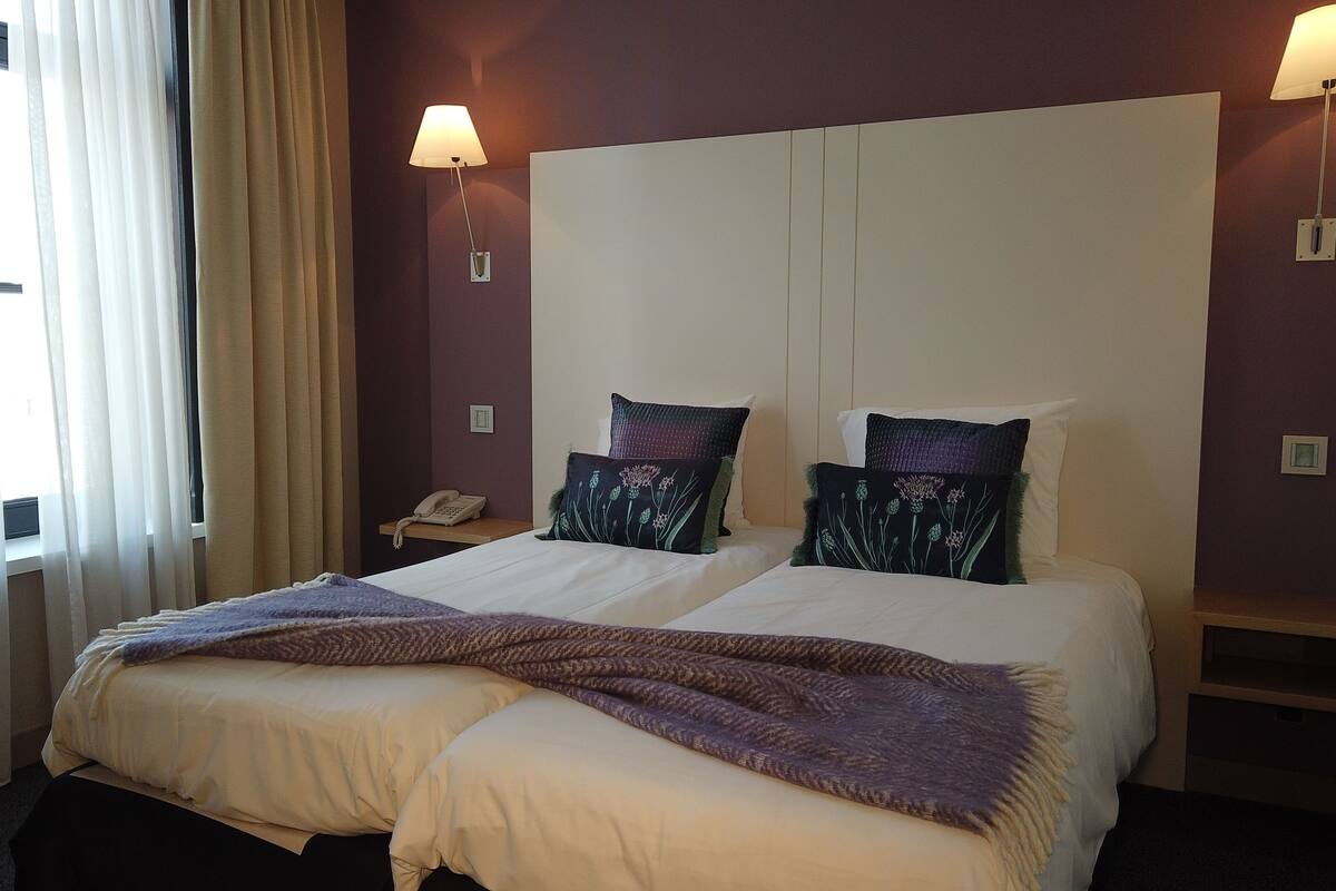 Habitación con 2 camas individuales, vista a la ciudad | Cunas, camas extra, wifi gratis y ropa de cama