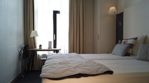 Twin Room, City View | Cribs/infant beds, rollaway beds, free WiFi, bed sheets - Hotel 't Zand (Bruges)