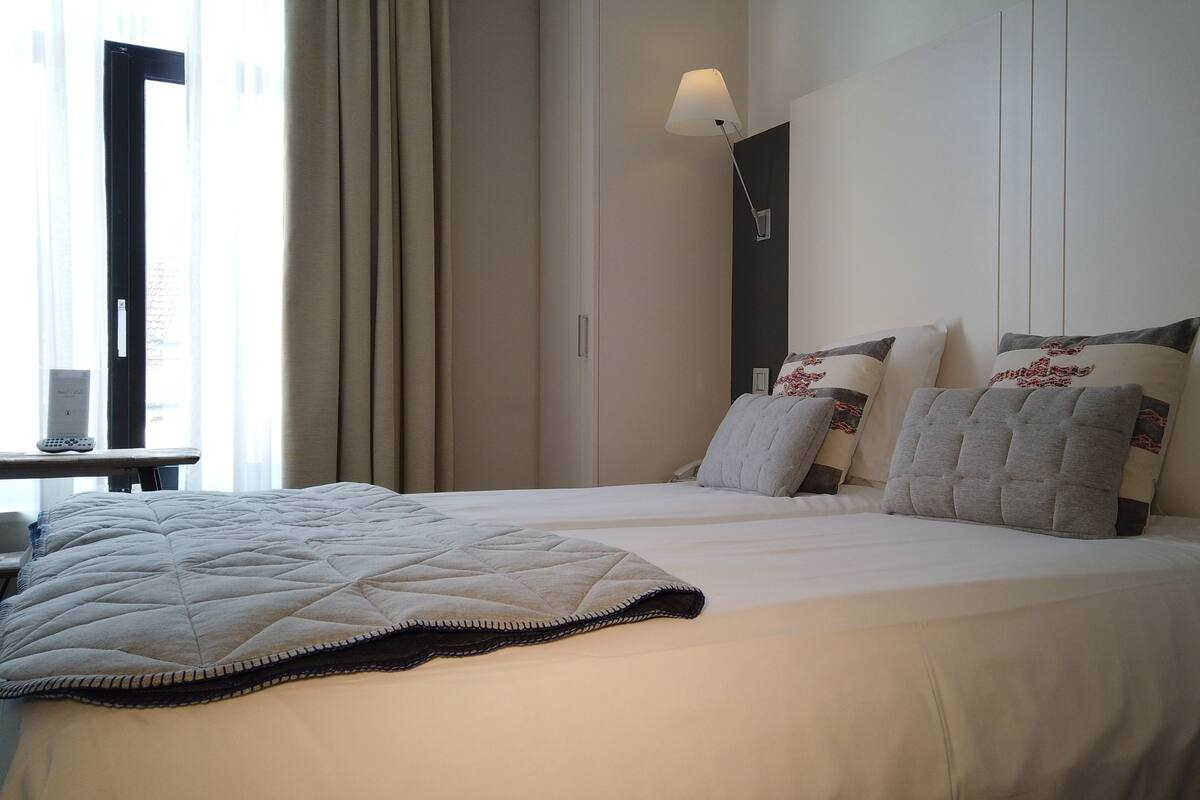 Cunas, camas extra, wifi gratis y ropa de cama