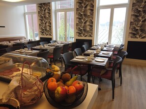 包含每日自助早餐