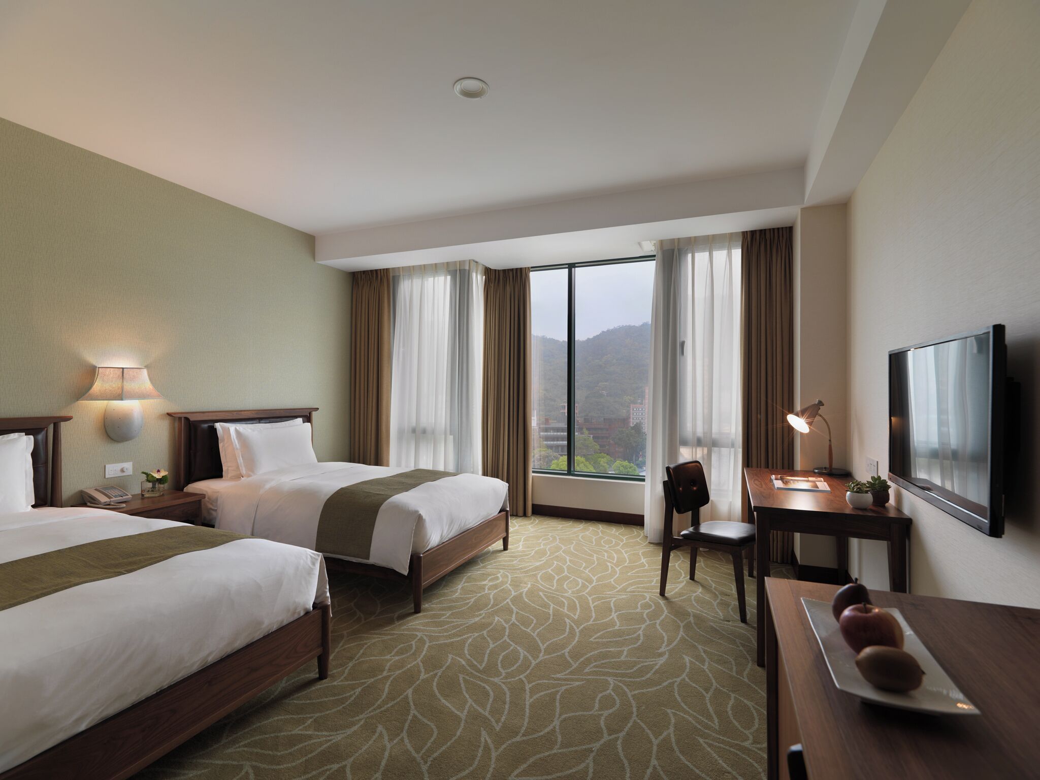 Premium bedding, down duvets, free minibar, in-room safe