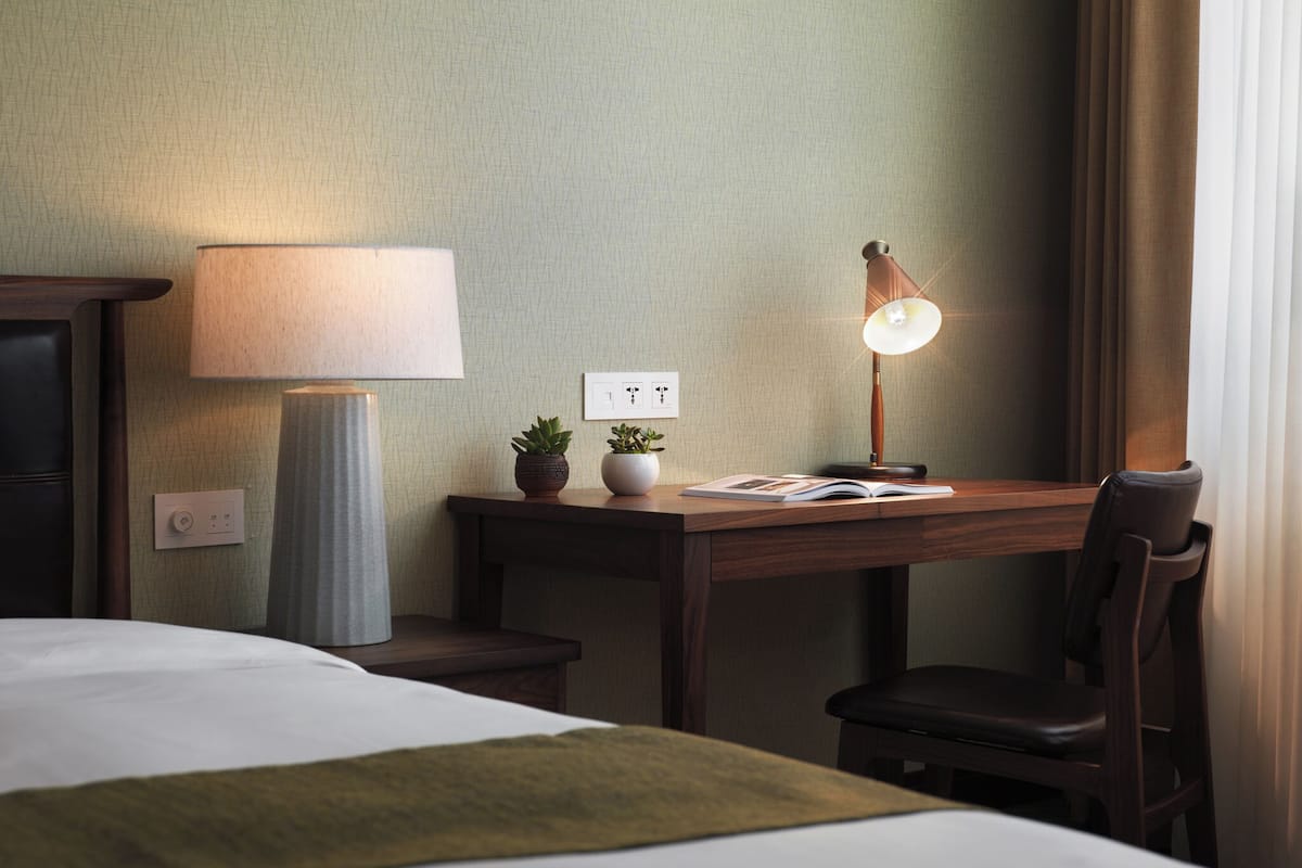 Premium bedding, down duvets, free minibar, in-room safe