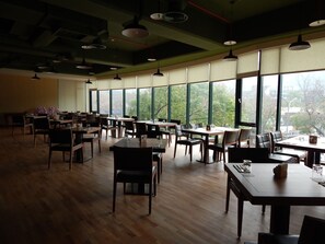 Free daily cooked-to-order breakfast
