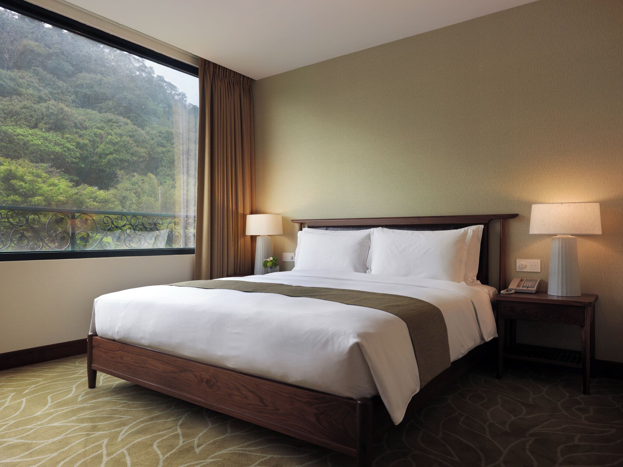 Premium bedding, down duvets, free minibar, in-room safe