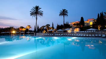 2 outdoor pools