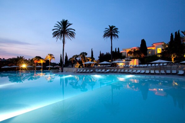 2 outdoor pools
