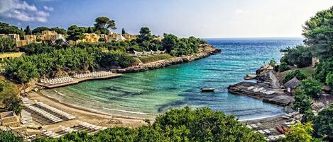 Privatstrand, weißer Sandstrand, Liegestühle, Schnorcheln