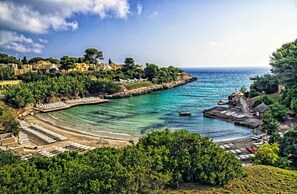 Private beach, white sand, sun-loungers, snorkelling