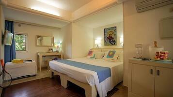 خزنة داخل الغرفة ومكتب وستائر تعتيم وملاءات أسرّة