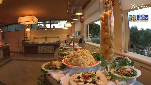 2 restaurantes, se sirve desayuno