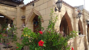 Ein Gebäude mit steinernen Bögen und traditionellen Laternen.