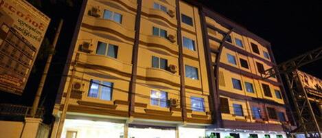 Bagian depan properti - sore/malam