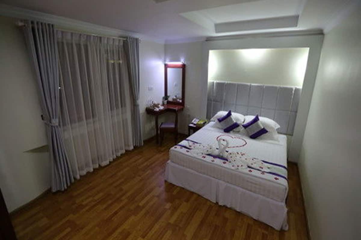Minibar, caja de seguridad en la habitación y escritorio