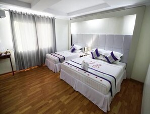 Quarto família | Frigobar, cofres nos quartos, escrivaninha, cortinas blackout