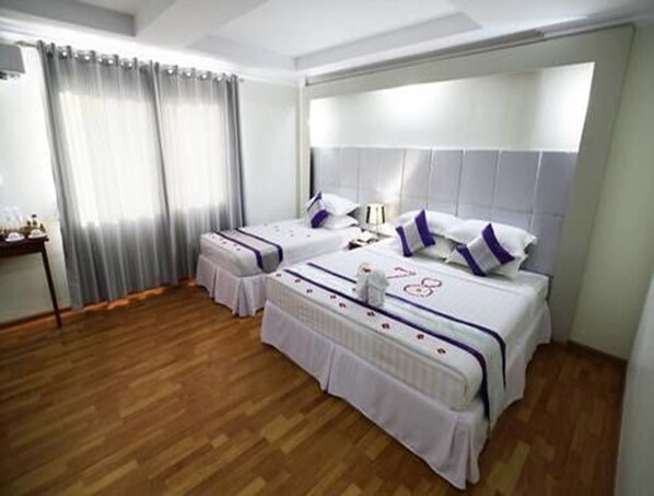 Minibar, caja de seguridad en la habitación y escritorio