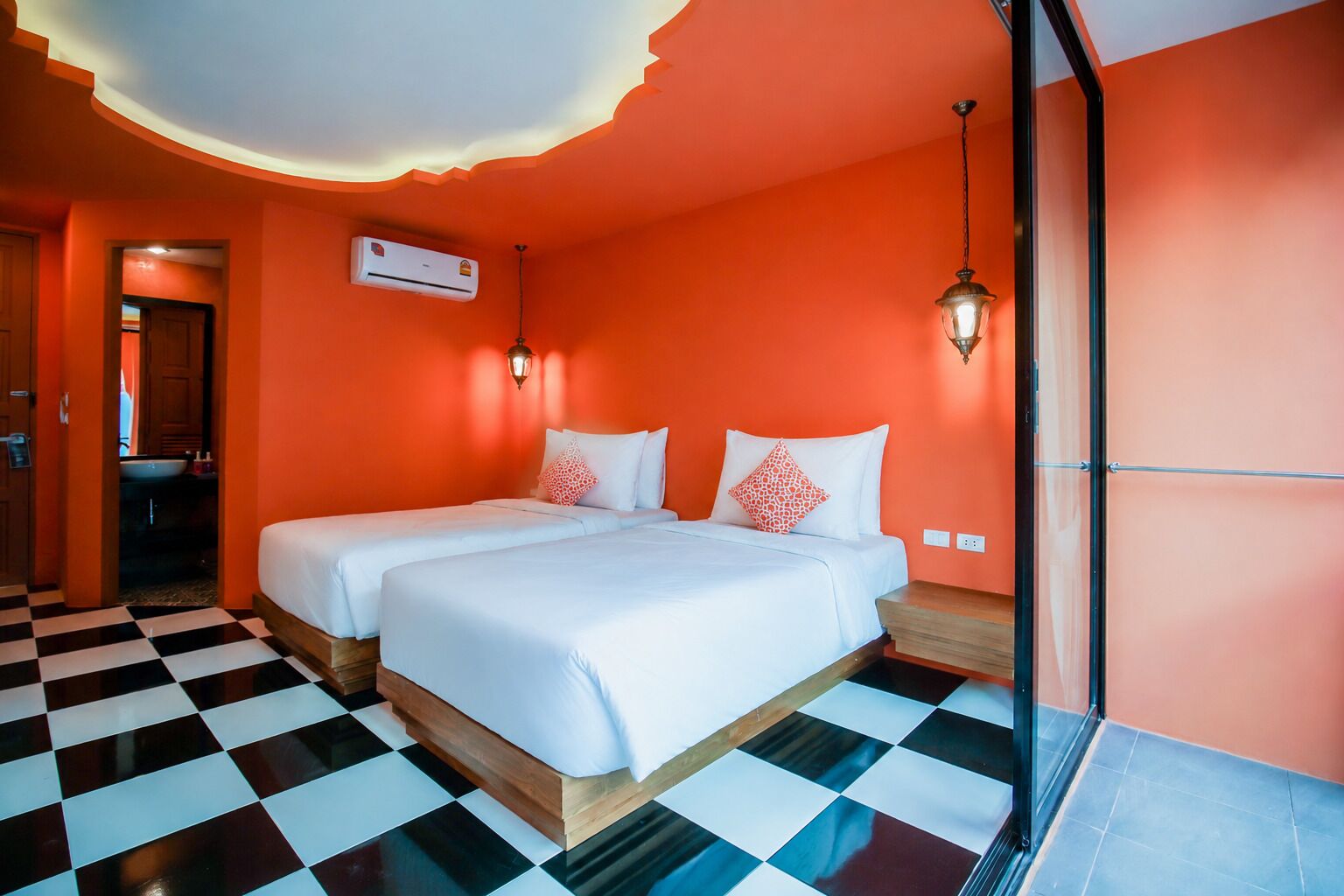 Deluxe Twin kamer | Een minibar, een kluis op de kamer, individueel gedecoreerd, een bureau