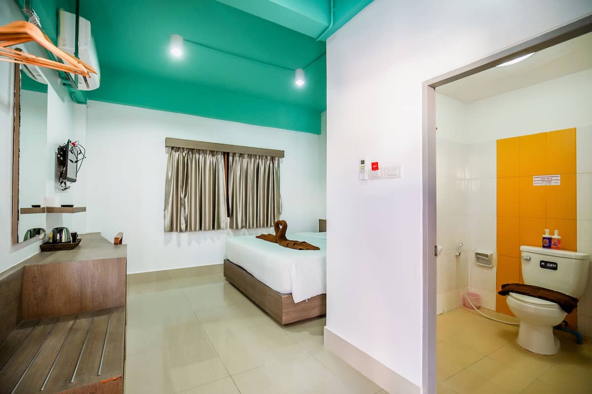 Standard Double Room | Bar mini, peti besi dalam bilik, dihias secara berasingan, meja