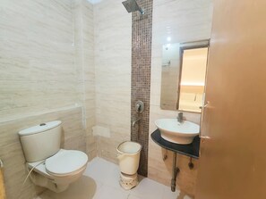 Family room | Bathroom | Shower, free toiletries, towels, soap