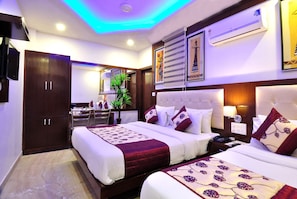 Deluxe Triple Room | Desk, free WiFi, bed sheets