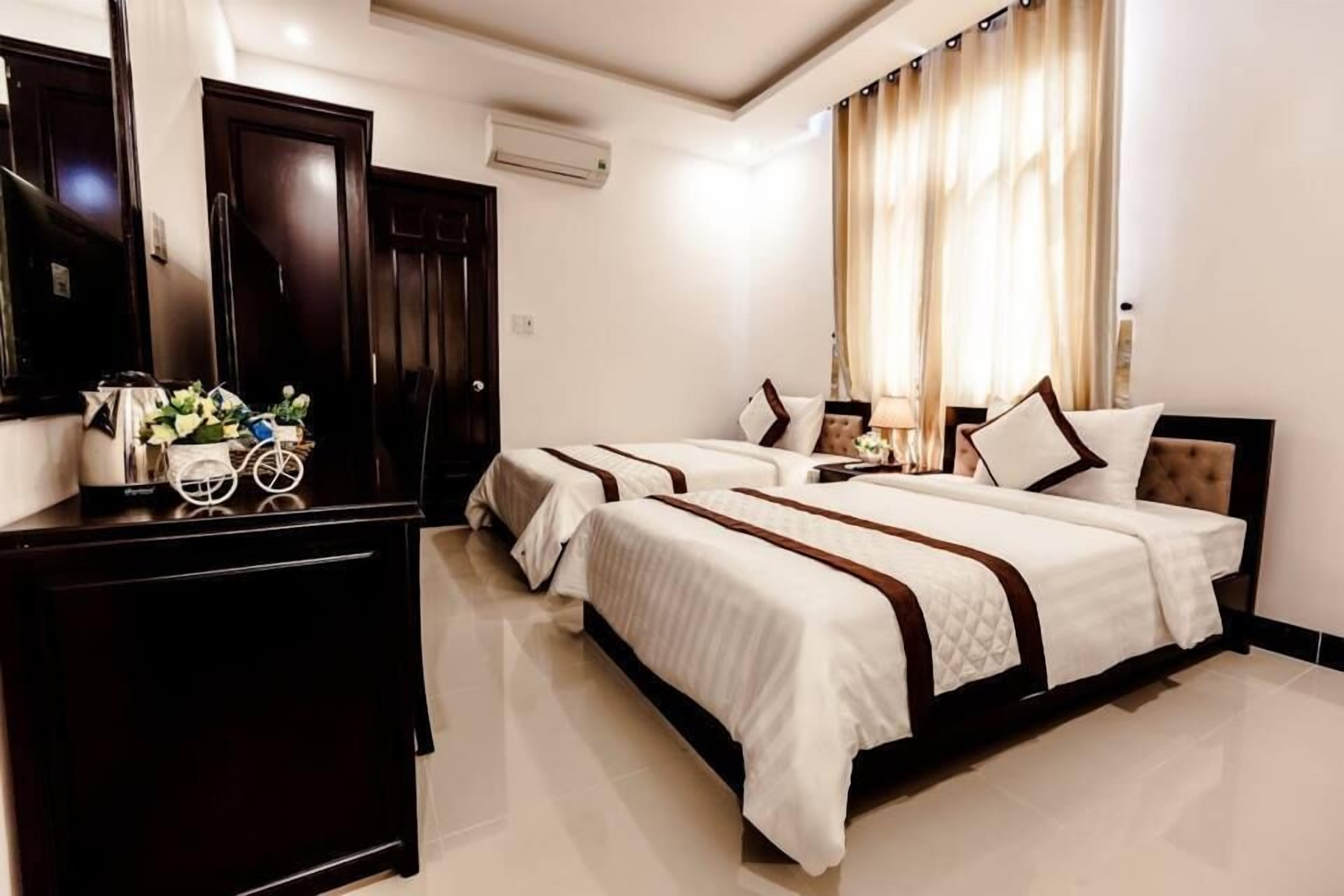 panoramic suite, river view | minibar, in-room safe, desk, soundproofing