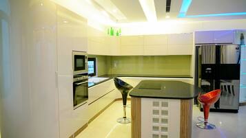 Refrigerador y cafetera y tetera